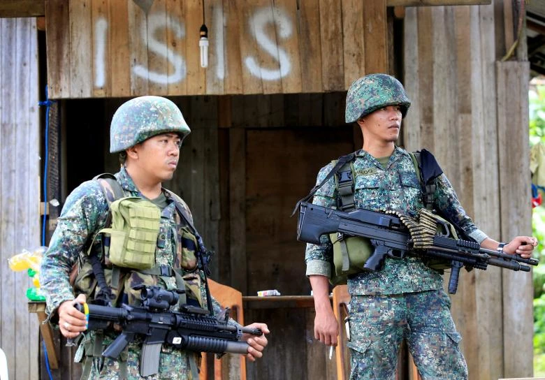 Binh sĩ Philippines tại TP Marawi ngày 2-6. Ảnh: REUTERS