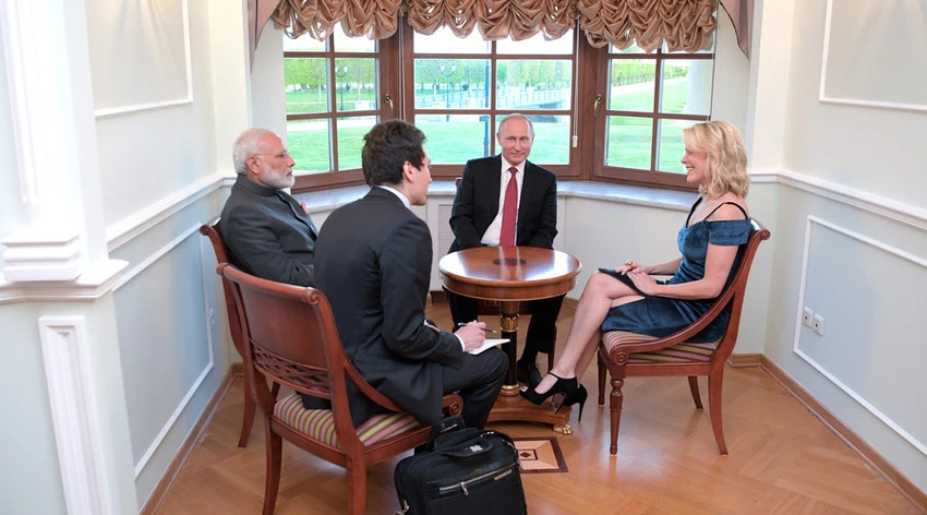 Tổng thống Nga Putin, Thủ tướng Ấn Độ Narandra Modi nói chuyện với nhà báo Megyn Kelly (phải) ngày 1-6. Ảnh: SPUTNIK