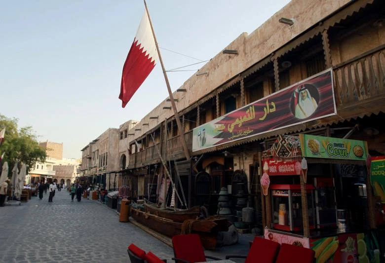 Ảnh Quốc vương Qatar Tamim Bin Hamad Al-Thani được trưng bày tại một cửa hàng ở thủ đô Doha ngày 6-6. Ảnh: REUTERS