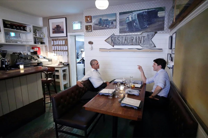 Thủ tướng Canada Trudeau (phải) ăn tối với cựu Tổng thống Mỹ Obama tại một nhà hàng ở Montreal (Canada) tối 6-6. Ảnh: NBC NEWS