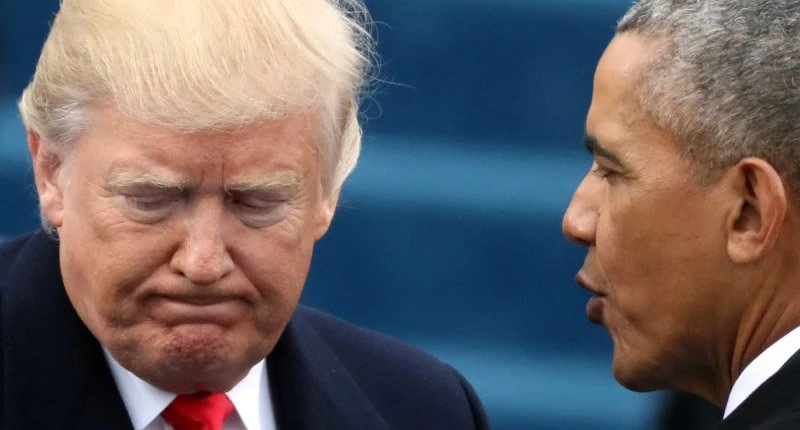 Tổng thống Trump (trái) và cựu Tổng thống Obama trong buổi lễ nhậm chức của ông Trump 20-1. Ảnh: REUTERS
