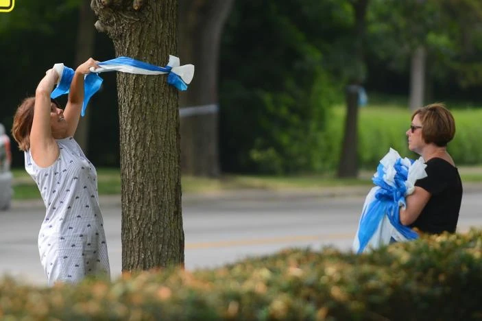 Hàng xóm treo ruy băng đón Warmbier trở về, ngày 13-6. Ảnh: REUTERS