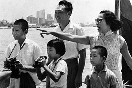 Gia đình cố Thủ tướng Lý Quang Diệu. Hàng đầu từ trái qua: Thủ tướng Lý Hiển Long lúc nhỏ và em gái Lý Vĩ Linh, em trai Lý Hiển Dương. Ảnh: ECONOMIST