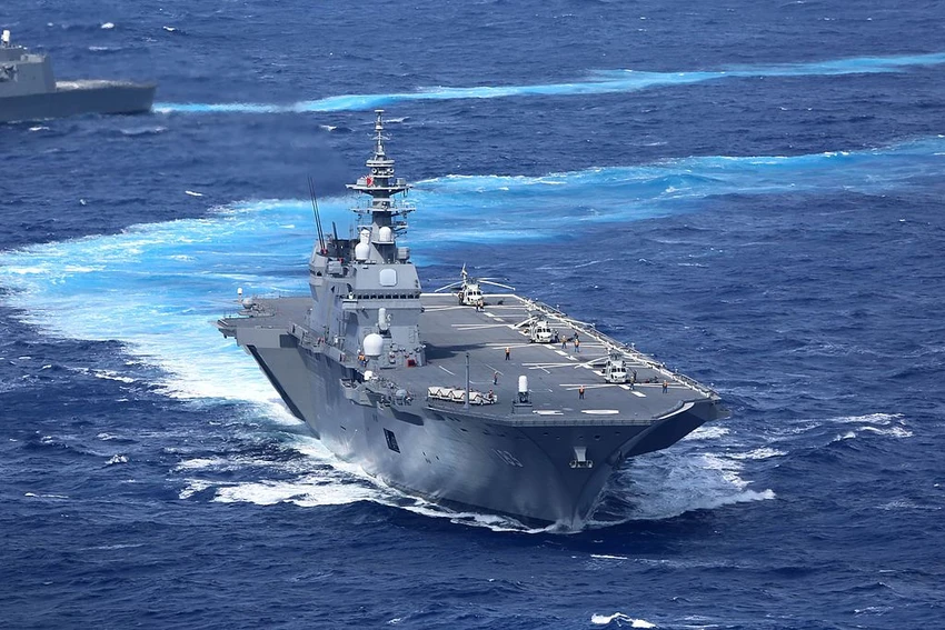 Tàu sân bay trực thăng Izumo của hải quân Nhật đang đưa một nhóm quan chức quân đội ASEAN thị sát biển Đông. Ảnh: WIKIPEDIA