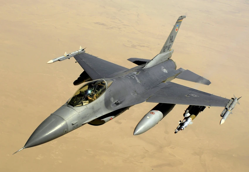 Một máy bay chiến đấu F-16 của NATO vừa đụng độ máy bay chở Bộ trưởng Quốc phòng Nga Shoigu. Ảnh: WIKIPEDIA