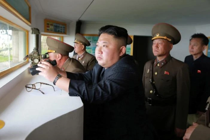 Lãnh đạo Triều Tiên Kim Jong-un trong một lần thị sát quốc phòng. Ảnh: KCNA công bố ngày 5-5
