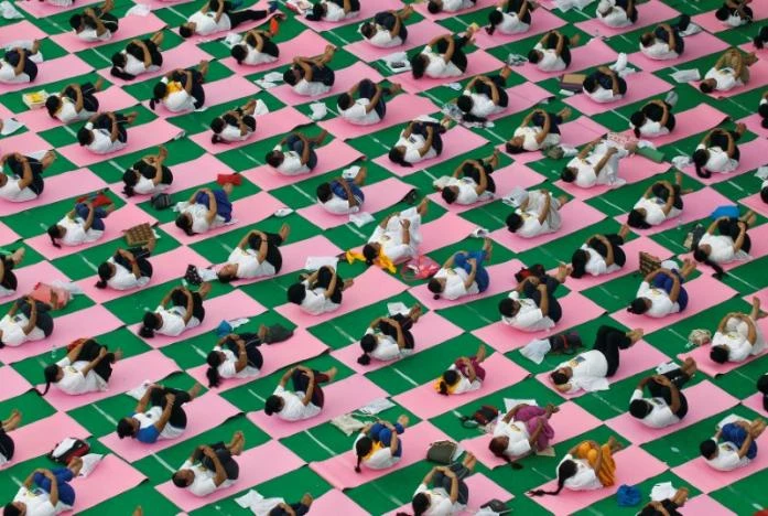 Dân Ấn Độ tập yoga tập thể ngoài trời nhân Ngày Yoga Quốc tế ở TP Chandigarh (Ấn Độ) ngày 21-6. Ảnh: REUTERS