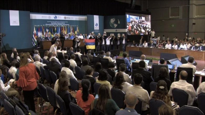Các nghị sĩ Venezuela đối lập biểu tình tại kỳ họp đại hội đồng OAS thứ 47 ở Mexico ngày 21-6. Ảnh: REUTERS