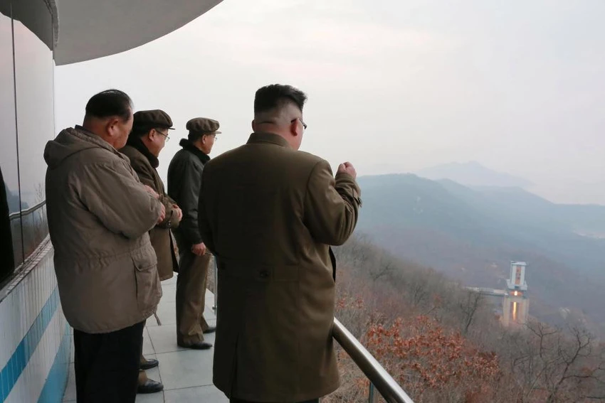 Lãnh đạo Triều Tiên Kim Jong-un (phải) quan sát một vụ thử động cơ tên lửa Triều Tiên ở Trung tâm Không gian Sohae ở Bình Nhưỡng. Ảnh: KCNA