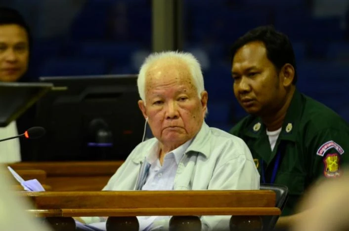 Trùm Khmer Đỏ Khieu Samphan tại phiên tòa ngày 23-6 ở ngoại ô Phnom Penh (Campuchia). Ảnh: REUTERS