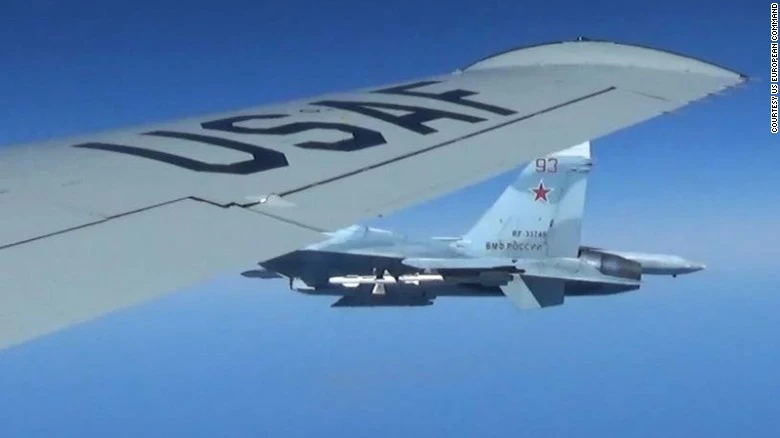 Chiếc Su-27 của Nga tiếp cận quá gần chiếc RC-135 của Mỹ. Ảnh: CNN
