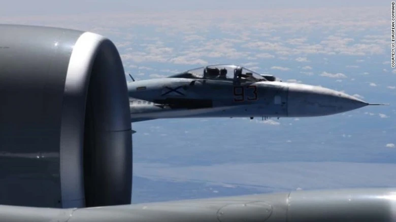 Có thể nhìn thấy phi công trên chiếc Su-27. Ảnh: CNN