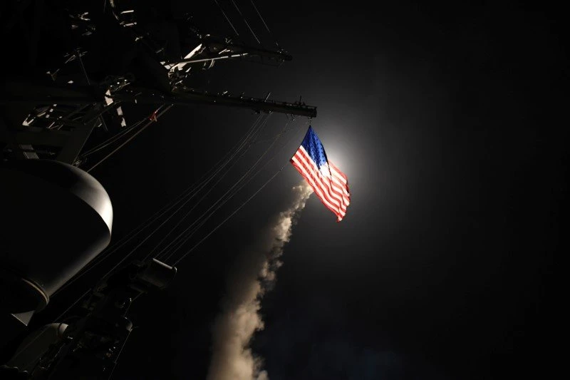 Tàu khu trục tên lửa USS Porter của Mỹ bắn tên lửa hành trình Tomahawk từ Địa Trung Hải vào căn cứ không quân Sharyat của Syria ngày 7-5. Ảnh: REUTERS