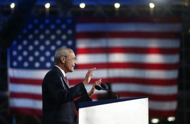 Ông John Podesta - Chủ tịch đội tranh cử Clinton phát biểu tại New York (Mỹ) đêm 11-9-2016, một ngày sau cuộc bầu cử tổng thống mà bà Clinton thua cuộc. Ảnh: REUTERS