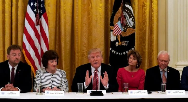 Tổng thống Trump (giữa) gặp các thượng nghị sĩ Cộng hòa tại Nhà Trắng ngày 27-6, sau khi Thượng viện hoãn bỏ phiếu thông qua dự luật thay thế Obamacare. Ảnh: REUTERS