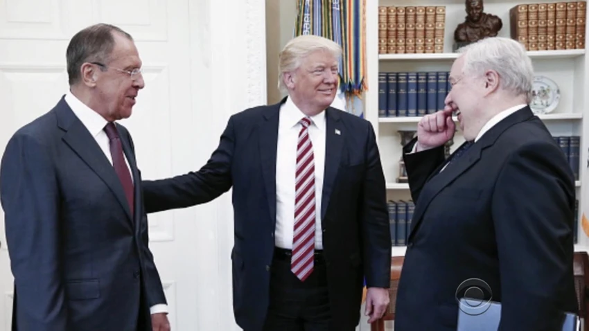 Bức ảnh Tổng thống Trump (giữa) tươi cười tiếp đón Ngoại trưởng Nga Sergey Lavrov và đại sứ Nga Sergey Kislyak tại Nhà Trắng hồi tháng 5 gặp nhiều chỉ trích. Ảnh: CBS NEWS