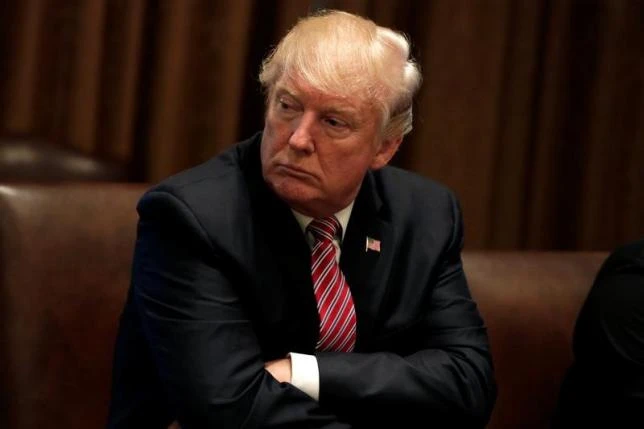 Tổng thống Trump trong cuộc gặp với các nạn nhân bạo lực nhập cư tại Nhà Trắng ngày 28-6. Ảnh: REUTERS