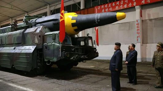 Lãnh đạo Triều Tiên Kim Jong-un thanh sát một tên lửa đạn đạo của nước này. Ảnh: KCNA công bố ngày 14-5.