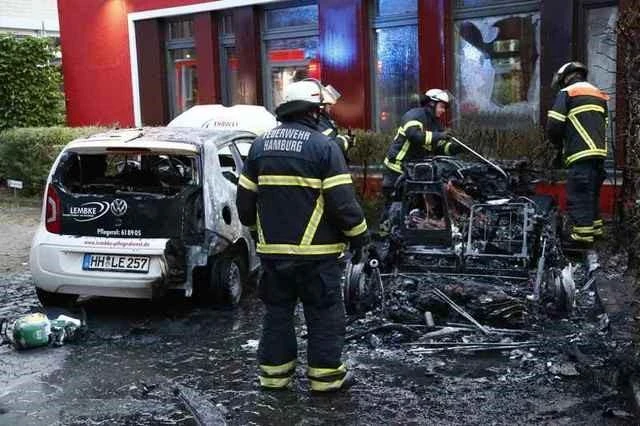Người biểu tình phóng hỏa xe cộ. Ảnh: REUTERS