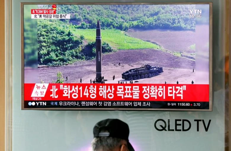 Vụ phóng tên lửa ICBM Hwasong-14 của Triều Tiên được phát sóng trên truyền hình Hàn Quốc. Ảnh: REUTERS
