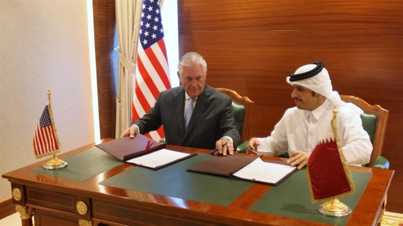 Ngoại trưởng Mỹ Tilleson (trái) và Ngoại trưởng Qatar Abdulrahman Al Thani ký biên bản ghi nhớ chống tài trợ khủng bố. Ảnh: REUTERS