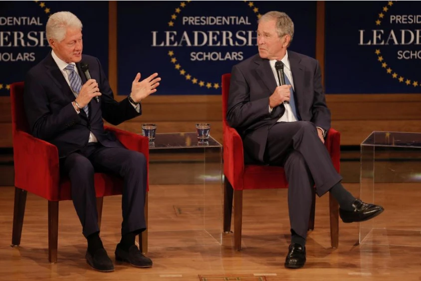 Hai cựu Tổng thống Clinton (trái) và Bush tại diễn đàn ở Dallas, Texas (Mỹ) ngày 13-7. Ảnh: AP
