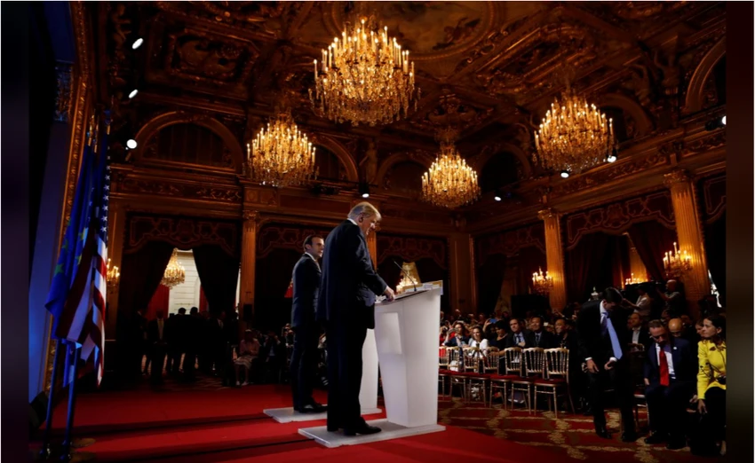 Ông Trump (phải) họp báo với ông Macron tại Pháp ngày 13-7. Ảnh: REUTERS