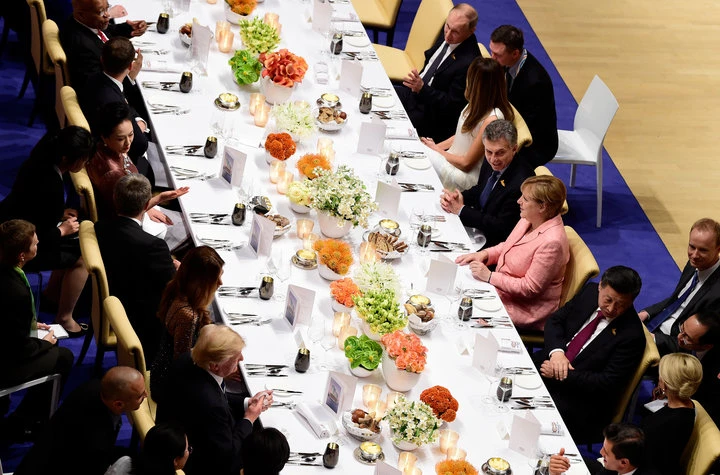 Ông Putin (trong cùng bên phải) và bà Trump ngồi cạnh nhau trong buổi tiệc tối 7-7. Ảnh: GETTY IMAGES