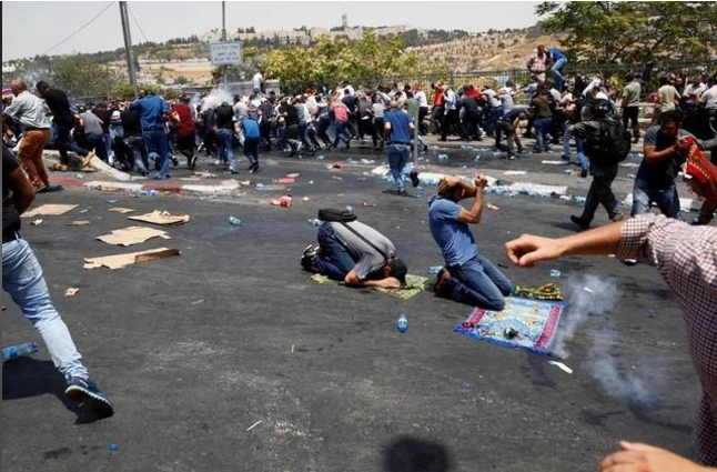 Dân Palestine đụng độ với cảnh sát Israel tại vùng Old City ở TP Jerusalem ngày 21-7. Ảnh: REUTERS