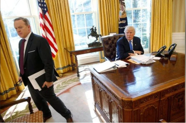 Ông Sean Spicer và Tổng thống Trump (ngồi) sau cuộc trả lời phỏng vấn Reuters tại Nhà Trắng ngày 23-2. Ảnh: REUTERS