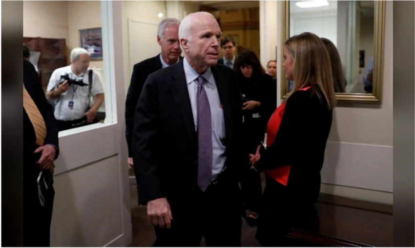 Nghị sĩ John McCain là tâm điểm trong phiên bỏ phiếu sáng sớm 28-7. Ảnh: REUTERS