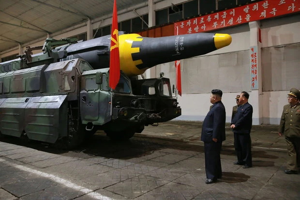 Lãnh đạo Triều Tiên Kim Jong-un thanh tra tên lửa tại Bình Nhưỡng. Ảnh: GETTY IMAGES