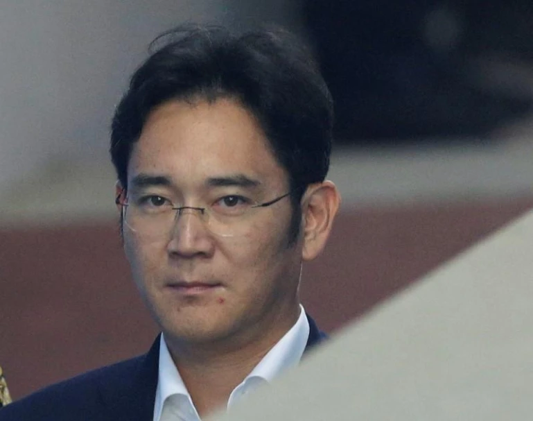 Ông Lee Jae-yong đến tòa án trung tâm Seoul ngày 7-8. Ảnh: REUTERS