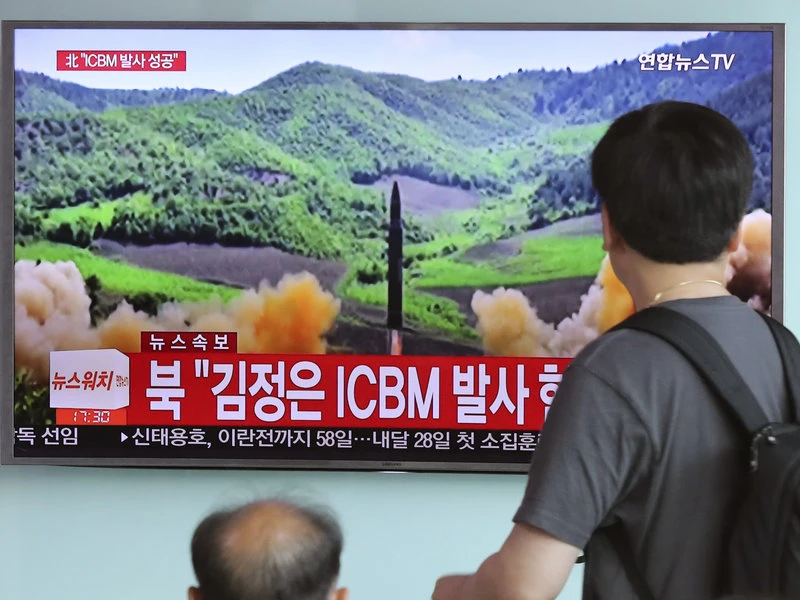 Truyền hình Hàn Quốc đưa tin về vụ thử tên lửa ICBM Hwasong-14 của Triều Tiên ngày 4-7. Ảnh: AP