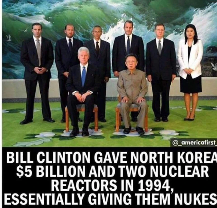 Bức ảnh ghép dòng chữ cáo buộc cựu Tổng thống Mỹ Bill Clinton cung cấp phương tiện và tiền bạc cho Triều Tiên phát triển vũ khí hạt nhân. Ảnh: TWITTER