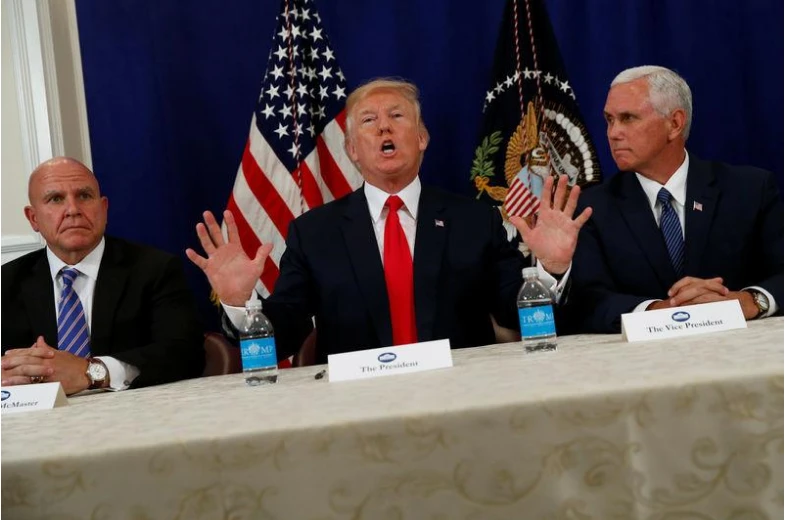 Tổng thống Trump (giữa) cùng Phó Tổng thống Pence (phải), và Cố vấn An ninh Quốc gia H.R. McMaster họp báo chung tại New Jersey ngày 10-8. Ảnh: REUTERS