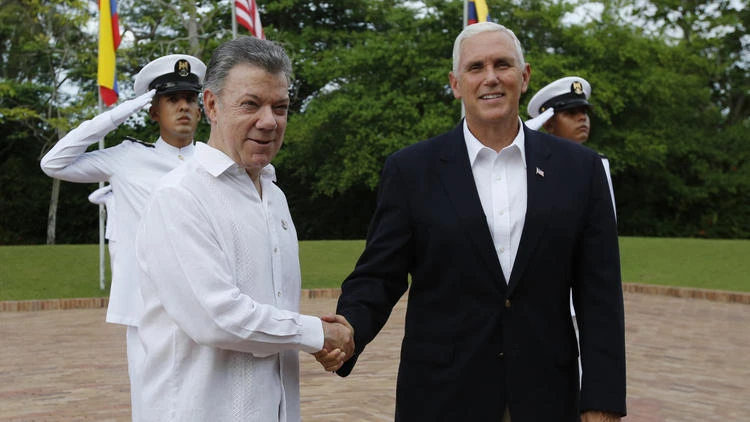 Tổng thống Colombia Juan Manuel Santos (trái) và Phó Tổng thống Mỹ Mike Pence tại nhà khách tổng thống ở Cartagena (Colombia) ngày 13-8. Ảnh AP