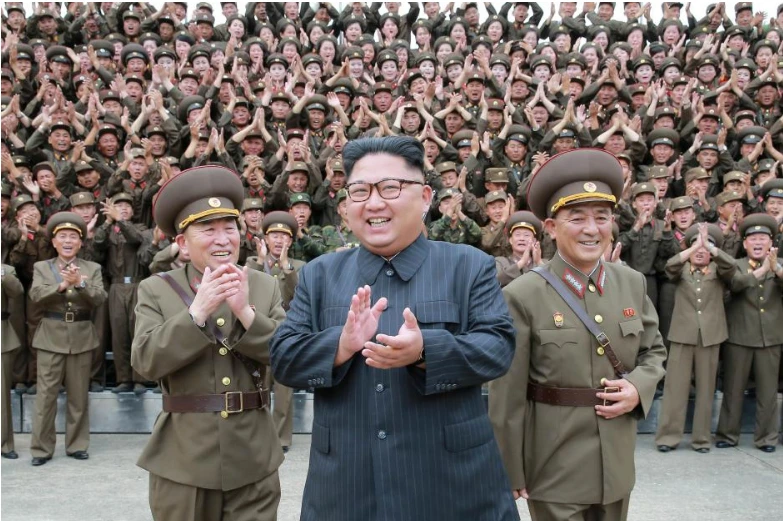 Lãnh đạo Triều Tiên Kim Jong-un chụp hình lưu niệm với Bộ Tư lệnh Lực lượng Chiến lược quân đội Triều Tiên. Ảnh: KCNA công bố ngày 15-8