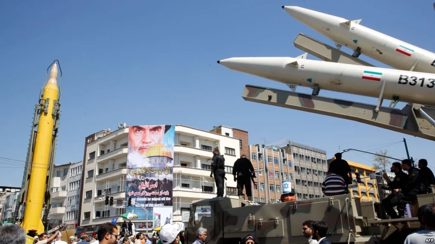 Tên lửa Iran tại một cuộc tuần hành ở Tehran (Iran) ngày 23-6. Ảnh: AFP