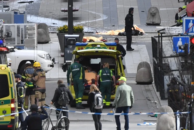 Khủng bố xe tải ở Stockholm làm 5 người chết. Ảnh: REUTERS