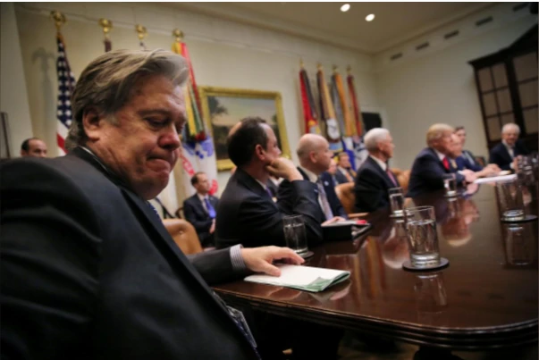 Ông Bannon trong một cuộc gặp với ông Trump và các nghị sĩ tại Nhà Trắng hồi tháng 2. Ảnh: REUTERS
