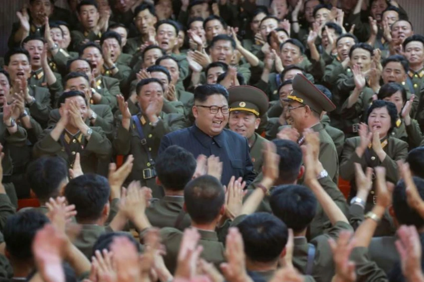Lãnh đạo Triều Tiên Kim Jong-un thăm Bộ Chỉ huy Lực lượng Chiến lược của quân đội Triều Tiên ngày 15-8, để nghe báo cáo về kế hoạch nã tên lửa đảo Guam. Ảnh: REUTERS