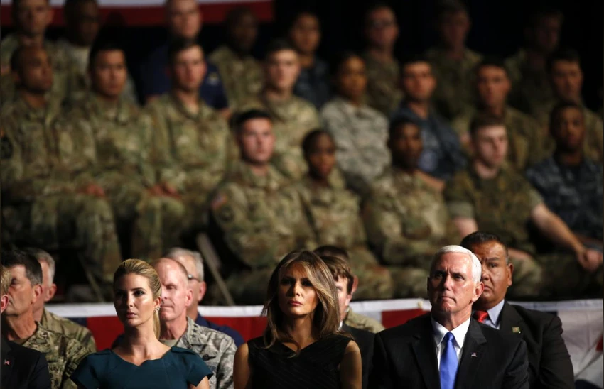 (Từ trái sang): Cô Ivanka Trump, Đệ nhất phu nhân Melania Trump, Phó Tổng thống Mike Pence nghe Tổng thống Trump thông báo chính sách Afghanistan tại căn cứ Myer-Henderson Hall, Virginia (Mỹ) đêm 21-8. Ảnh: REUTERS