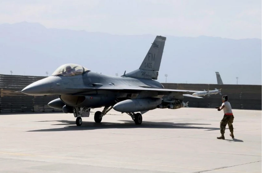 Máy bay chiến đấu F-16 Flying Falcon của không quân Mỹ tại căn cứ không quân Bagram (Afghanistan) ngày 11-8-2016. Ảnh: REUTERS