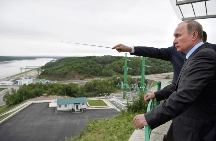 Tổng thống Putin thăm nhà máy thủy điện Nizhne-Bureiskaya tại vùng Amur của Nga ngày 3-8. Ảnh: SPUTNIK
