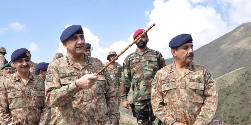 Tổng Tham mưu trưởng quân đội Pakistan Qamar Javed Bajwa (cầm gậy). Ảnh: DNA