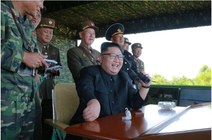 Lãnh đạo Triều Tiên Kim Jong-un chỉ đạo lực lượng chiến dịch đặc biệt của quân đội Triều Tiên diễn tập chiếm đảo. Ảnh: KCNA công bố ngày 25-8