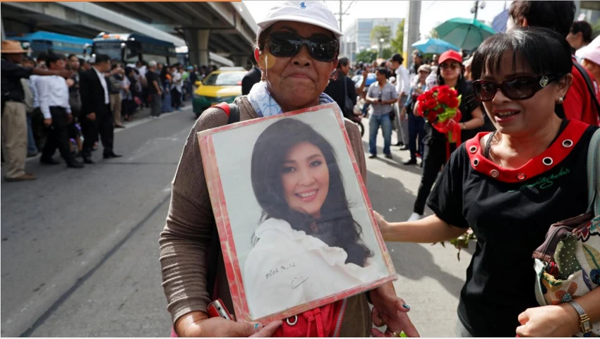 Người ủng hộ bà Yingluck bên ngoài Tòa án Tối cao ở Bangkok (Thái Lan) ngày 25-8. Ảnh: REUTERS
