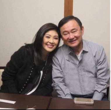 Ảnh bà Yingluck và anh trai Thaksin trên FACEBOOK