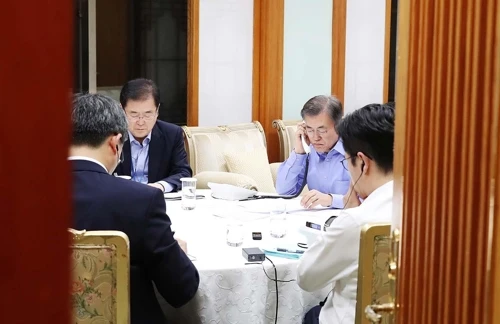 Tổng thống Hàn Quốc Moon Jae-in (thứ hai bên phải) điện đàm với Tổng thống Mỹ Donald Trump về Triều Tiên ngày 1-9. Ảnh: REUTERS